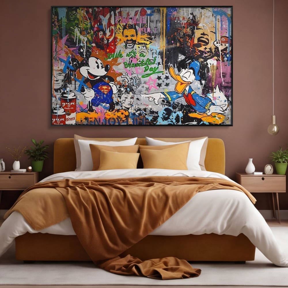 Tablou canvas cu tablou canvas cu graffiti si desene animate, in rama de aluminiu negru, pe perete intr-un dormitor